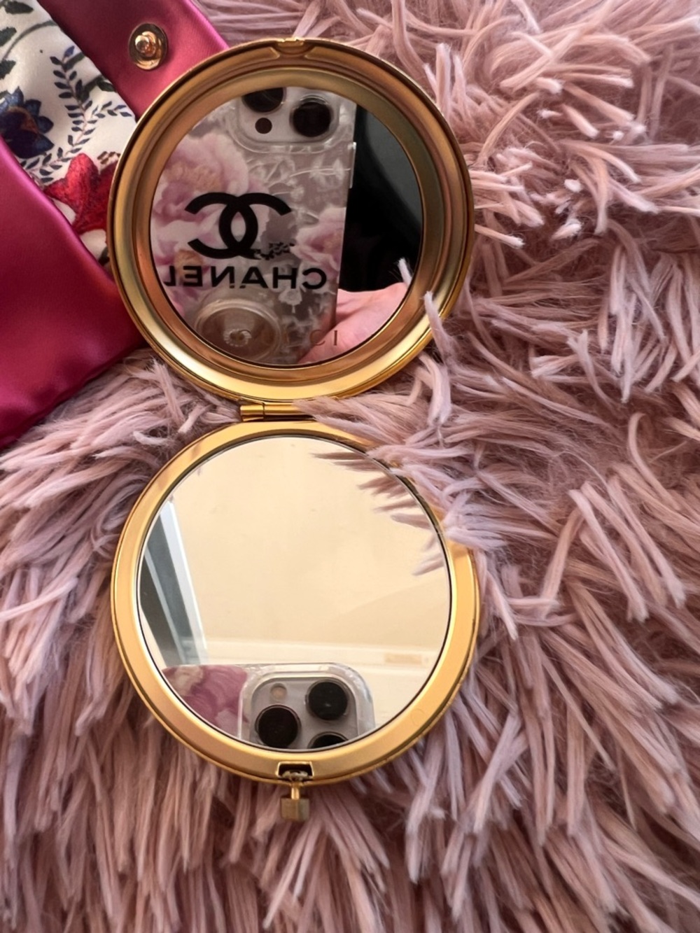 NIP GUCCI Beauty Floral Compact with Floral Pouch. - Picture 4 of 4